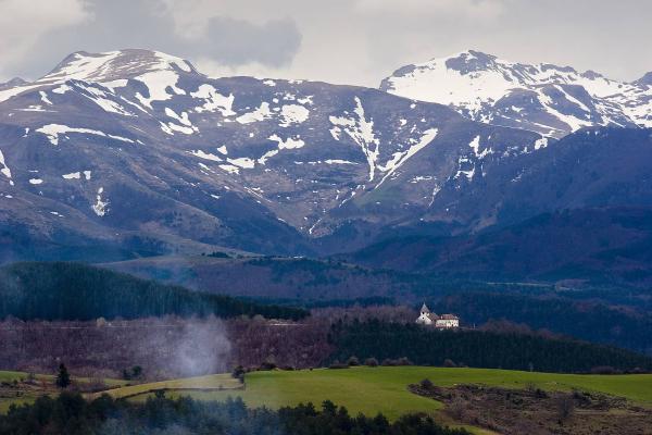 Montes nevados y Santuario de Nuestra Señora de Muskilda